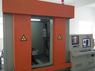 采用Perkinelmer公司最新款XRD 0822 AP14 X射線數(shù)字平板探測器為采集器件核心，射線發(fā)生單元和采集器件分離設(shè)計，輔以高精度的運(yùn)動控制單元，專用的運(yùn)動控制器使主射線束自動跟隨運(yùn)動至成像面板中心，實現(xiàn)了用戶的高效率、高質(zhì)量檢測要求.jpg